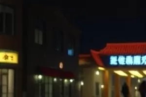石阶上的雨里女主撑伞回望湿滑长巷的画面