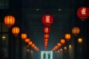 词与刀中雨夜街口两人隔着车灯的犯罪片画面